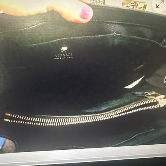 The Versace La Medusa Soft Lamb Leather Bag in size M is a luxurious and stylish - Picture 14 of 16